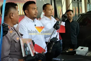 Kasatreskrim dan Kasi Humas Polres Jombang menunjukkan barang bukti dalam konferensi pers.(blok-a.com/Syahrul Wijaya)