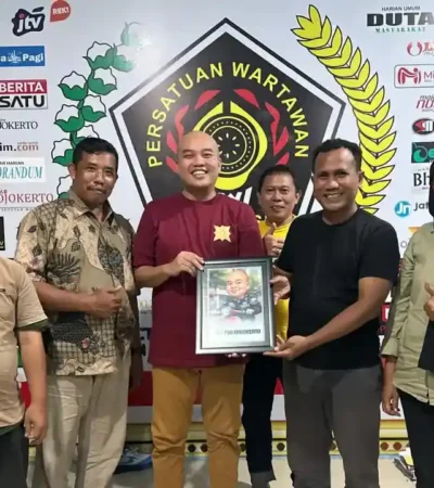 Rizky Raditya Eka Putra foto bareng ketua dan anggota PWI Mojokerto saat pamit pindah tugas.(blok-a.com/Syahrul Wijaya)