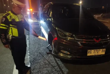 Petugas PJR 3 Polda Jatim saat olah TKP kecelakaan mobil di ruas tol SuMo.(Dokumen PJR 3 Polda Jatim)