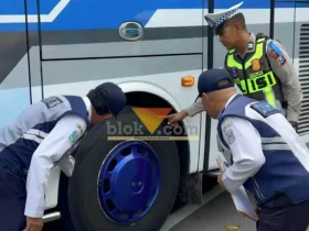 Satlantas Polres Mojokerto kota laksanakan ramp check bus angkutan umum.(blok-a.com/sya)