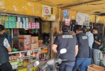 Petugas Satgas pangan saat sidak ke pasar raya Mojosari.(Foto: Dokumen polres)