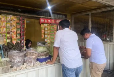 Satgas pangan Polres Mojokerto saat sidak harga pangan di pasar Mojosari.(Foto: Dokumen Polres)