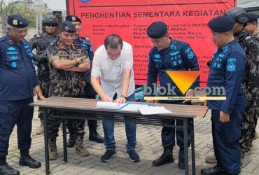 Direktur Jenderal PSDKP, Pung Nugroho Saksono turun langsung memimpin penghentian aktivitas di lokasi SHGB 01914 milik PT Surya Sarana Marina (SSM) di kawasan Pabrik Mie Sedap, Manyar, Gresik.(blok-a.com/ivan)