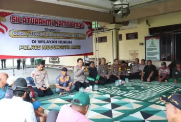 Kapolres Mojokerto kota bersama ojol dan jukir saat gelar acara makan bersama.(Foto: Dokumen Polresta)
