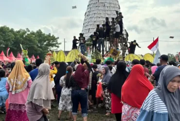 Tempe raksasa dikerubungi warga dalam acara sedekah bumi desa Sedengan Mijen, Kecamatan Krian