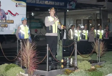 Kapolres Mojokerto kota AKBP Herdiawan Arifianto pimpin apel gelar pasukan malam takbir.(blok-a.com/Syahrul Wijaya)