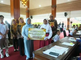 Wali kota Mojokerto Ika Puspita Sari saat menyerahkan bantuan secara simbolis (blok-a.com/Syahrul Wijaya)