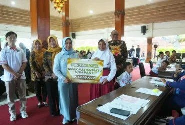 Wali kota Mojokerto Ika Puspita Sari saat menyerahkan bantuan secara simbolis (blok-a.com/Syahrul Wijaya)