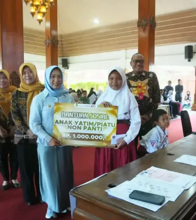 Wali kota Mojokerto Ika Puspita Sari saat menyerahkan bantuan secara simbolis (blok-a.com/Syahrul Wijaya)