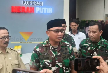 Komandan Kodim 0815 Mojokerto Abi Swanjoyo saat wawancara dengan wartawan dalam gelar bazar murah ramadan.(blok-a.com/Syahrul Wijaya)