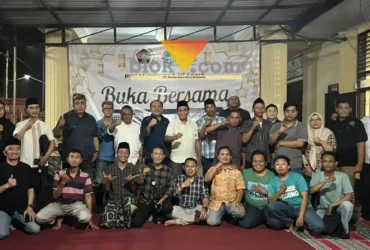 Foto bersama anggota PWI Mojokerto, ketua PWI Jatim dan pengurus bersama Jajaran PT Enero usai buka bersama.(blok-a.com/Syahrul Wijaya)