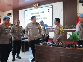 Kapolres Mojokerto kota AKBP Herdiawan Arifianto saat pimpin pengecekan urine dan senjata api personel.(Foto: Dokumen Polresta)