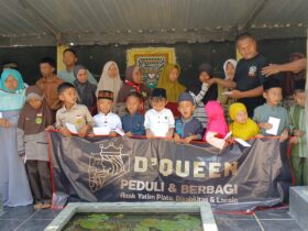 Pihak manajemen Resto & KTV D'Queen foto bersama para penerima santunan (foto: ist)