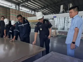 Ekspor perdana solar glass dari PT Xinyi Solar Indonesia KEK Gresik.(ist)