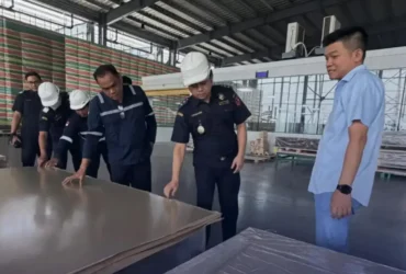 Ekspor perdana solar glass dari PT Xinyi Solar Indonesia KEK Gresik.(ist)