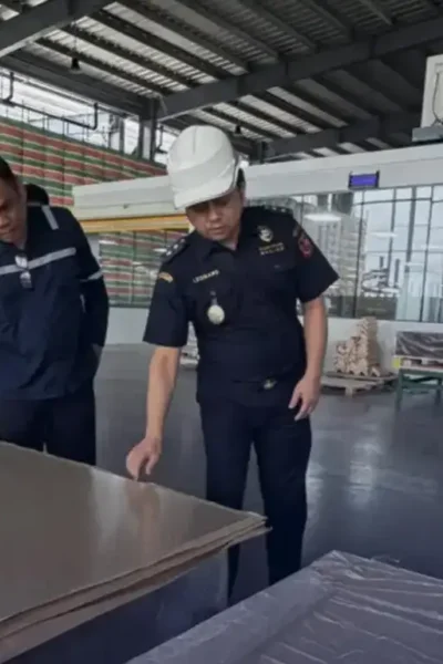 Ekspor perdana solar glass dari PT Xinyi Solar Indonesia KEK Gresik.(ist)