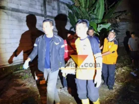 Proses evakuasi jasad pemuda yang ditemukan meninggal dunia gantung diri di rumahnya.(blok-a.com/Syahrul Wijaya)