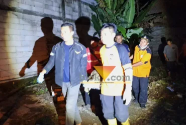Proses evakuasi jasad pemuda yang ditemukan meninggal dunia gantung diri di rumahnya.(blok-a.com/Syahrul Wijaya)