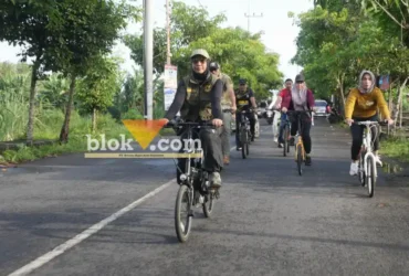 Wali kota Mojokerto Ika Puspita Sari sedang gowes.(blok-a.com/Syahrul Wijaya)