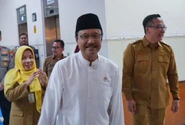 Menteri Sosial Syaifullah Yusuf saat mengunjungi kantor Bupati Gresik (foto: ist)