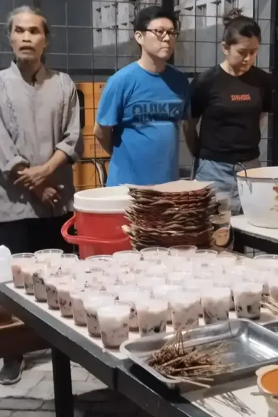 Halal bihalal manajemen Resto & KTV D'Queen (foto: Blok-a.com/Silvia)