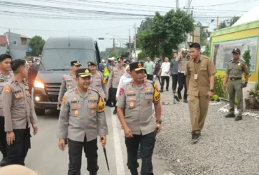 Kapolda Jatim Irjen Pol Nanang Avianto didampingi Kapolres Mojokerto AKBP Andi Yudha Pranata cek pospam Kenanten.(blok-a.com/Syahrul Wijaya)