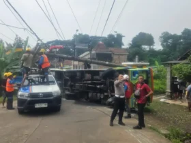 Kondisi sepur kelinci yang terguling di Desa Jatidukuh, Kecamatan Gondang, Kabupaten Mojokerto.(blok-a.com/Syahrul Wijaya)