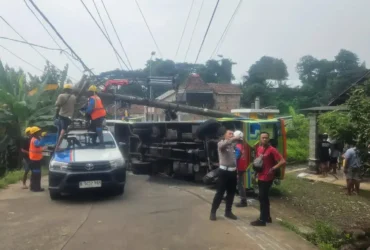 Kondisi sepur kelinci yang terguling di Desa Jatidukuh, Kecamatan Gondang, Kabupaten Mojokerto.(blok-a.com/Syahrul Wijaya)