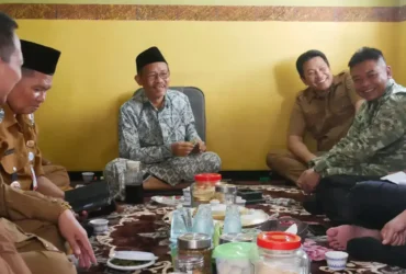 Bupati Sidoarjo, Subandi saat di kediamannya ketua PCNU Sidoarjo, Kiai Zainal Abidin