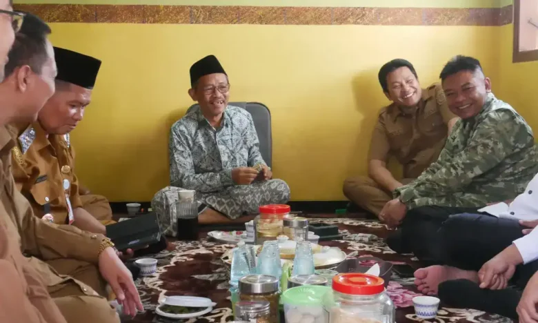 Bupati Sidoarjo, Subandi saat di kediamannya ketua PCNU Sidoarjo, Kiai Zainal Abidin