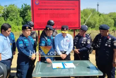 Polsus PWP3K dari Pangkalan PSDKP Benoa melakukan penyegelan aktivitas pemanfaatan ruang laut PT PIM di Perairan Desa Sukomulyo, Manyar, Gresik.(blok-a.com/ivan)