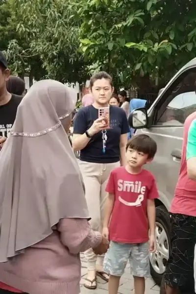 Para pengelola Resto & KTV D'Queen yang tengah membagi paket sembako kepada warga kurang mampu di sekitar wilayah operasionalnya (foto: ist)