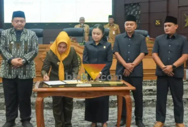 Wali kota Mojokerto didampingi wakil wali kota bersama ketua dan wakil ketua DPRD kota Mojokerto sedang menandatangani berita acara penyampaian LKPJ tahun anggaran 2025.(foto: Blok-a.com/Syahrul Wijaya)