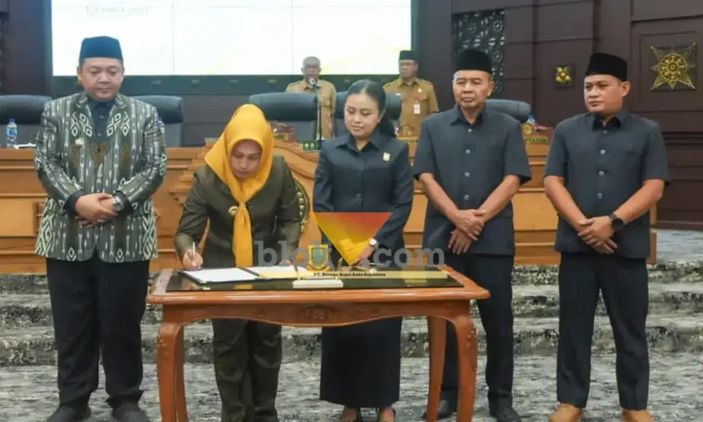 Wali kota Mojokerto didampingi wakil wali kota bersama ketua dan wakil ketua DPRD kota Mojokerto sedang menandatangani berita acara penyampaian LKPJ tahun anggaran 2025.(foto: Blok-a.com/Syahrul Wijaya)