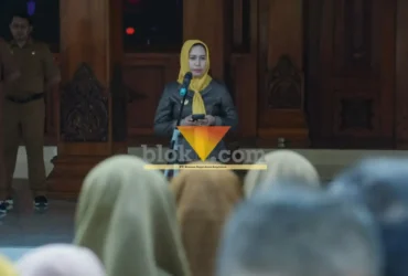 Wali kota Mojokerto Ika Puspita Sari pimpin apel di halaman balai kota (foto: Blok-a.com/Syahrul Wijaya)