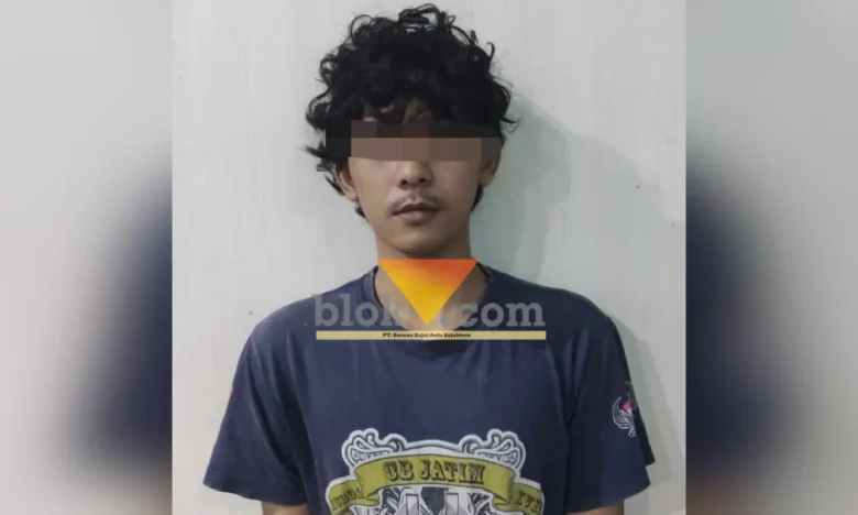 Pelaku pencabulan dengan pengancaman kini mendekam di tahanan polres Mojokerto kota.(blok-a.com/Syahrul Wijaya)
