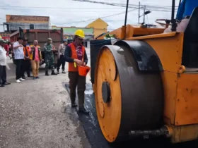 Proses perbaikan jalan rusak di Sidoarjo (foto: ist)