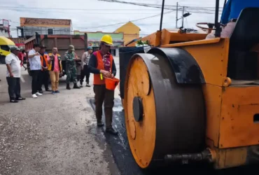Proses perbaikan jalan rusak di Sidoarjo (foto: ist)