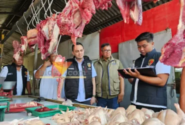 Satgas pangan polres Mojokerto sedang melaksanakan sidak di pasar raya Mojosari.(blok-a.com/Syahrul Wijaya)