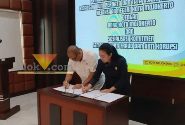 Ketua DPRD kota Mojokerto Ery Purwanti dan Plt Kepala Kejaksaan Negeri Kota Mojokerto Abdul Rasyid menandatangani kerja sama bidang hukum perdata dan tata usaha negara.(blok-a.com/Syahrul Wijaya)