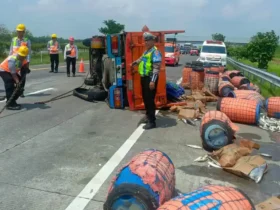 Truk yang terguling di ruas tol Jombang - Mojokerto.(Foto: Dokumen PJR 3 Polda Jatim)
