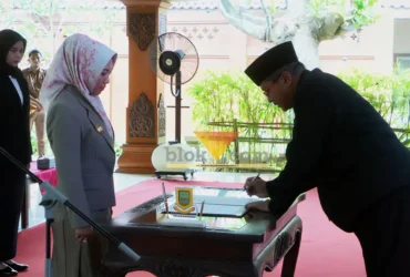 Ning Ita saat melantik pengurus BAZNAS kota Mojokerto di rumah rakyat.(blok-a.com/Syahrul Wijaya)