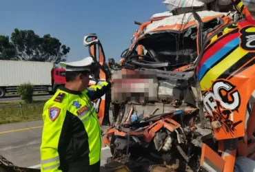 Bagian depan truk muatan paket hancur yang menewaskan sopir dan kernetnya.(Foto: Dokumen PJR 3 Polda Jatim)
