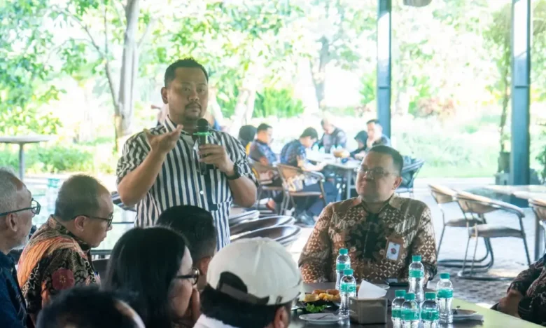 Bupati Gresik Fandi Akhmad Yani memaparkan posisi strategis Gresik sebagai kawasan industri dan logistik.(foto: ist)