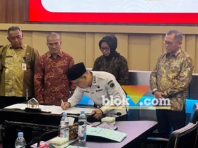 Bupati Mojokerto Gus Barra menandatangani hasil rapat umum pemegang saham luar biasa PT BPR Majatama.(blok-a.com/Syahrul Wijaya)
