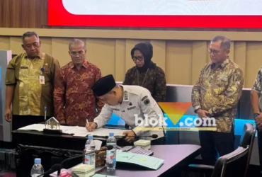 Bupati Mojokerto Gus Barra menandatangani hasil rapat umum pemegang saham luar biasa PT BPR Majatama.(blok-a.com/Syahrul Wijaya)