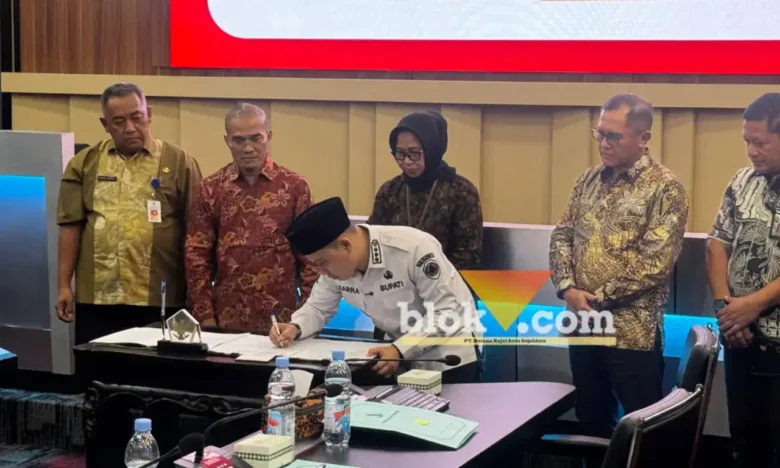 Bupati Mojokerto Gus Barra menandatangani hasil rapat umum pemegang saham luar biasa PT BPR Majatama.(blok-a.com/Syahrul Wijaya)