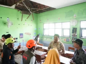 Bupati Sidoarjo, Subandi meninjau langsung kondisi SDN 1 Sidokepung, Buduran, Sabtu (18/4/2026) (foto: ist)