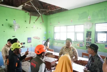 Bupati Sidoarjo, Subandi meninjau langsung kondisi SDN 1 Sidokepung, Buduran, Sabtu (18/4/2026) (foto: ist)
