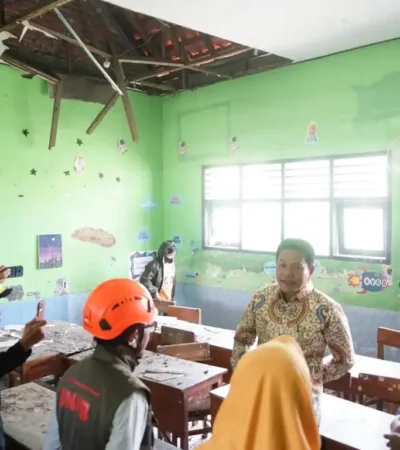 Bupati Sidoarjo, Subandi meninjau langsung kondisi SDN 1 Sidokepung, Buduran, Sabtu (18/4/2026) (foto: ist)